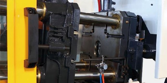 Hot chamber die casting machine mold adjustment