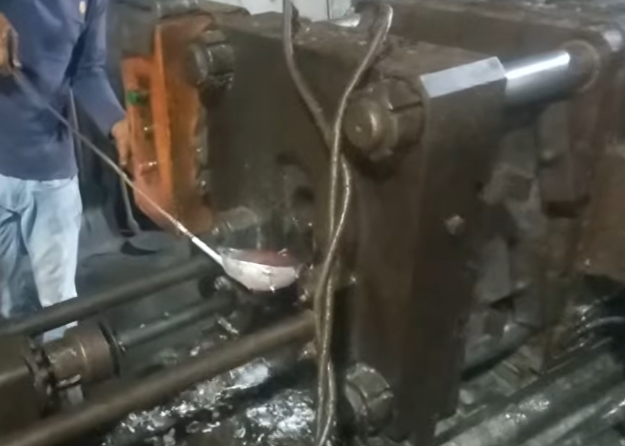 Inject Molten Aluminum into the Mold