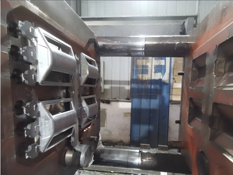 4 cavities road stud mould