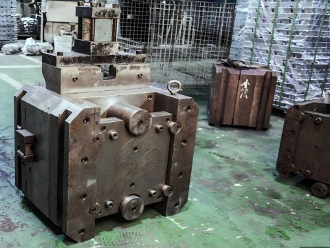 Installing die casting mold