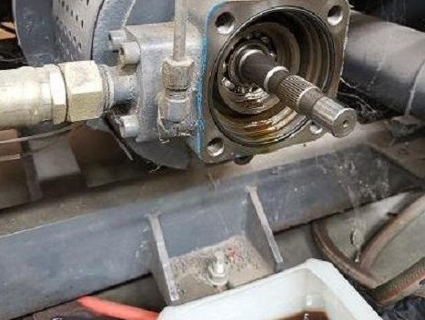 Cleaning hydraulic oil