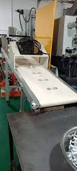 Combination of die-casting machine and conveyor belt